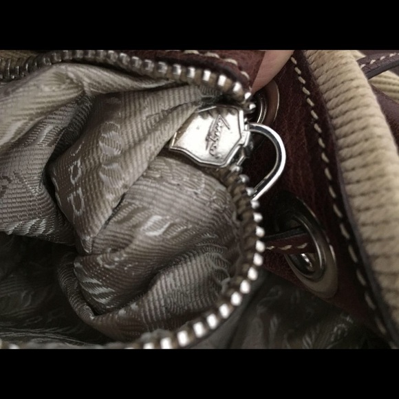 💯% Authentic Prada Milano Shoulder bag - Picture 4 of 7